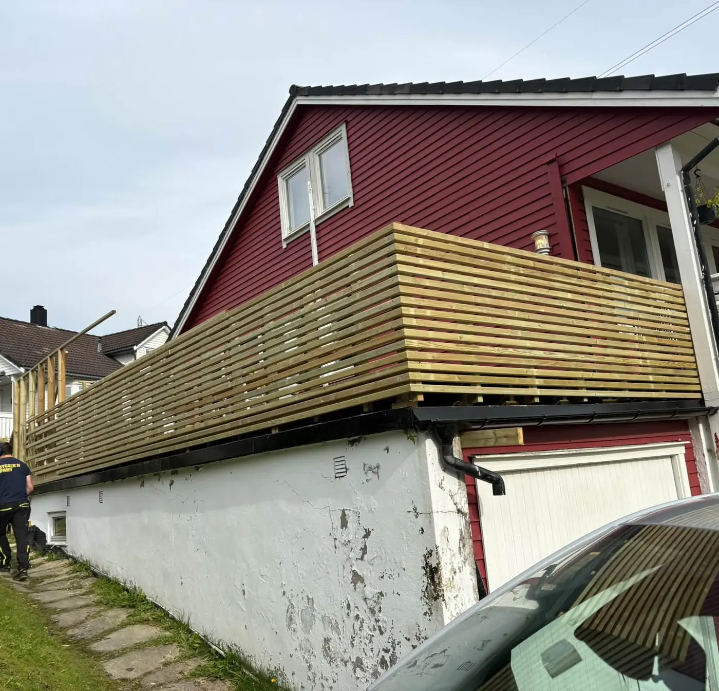 Tak: balkong med nytt rekkverk i tre over en garasje