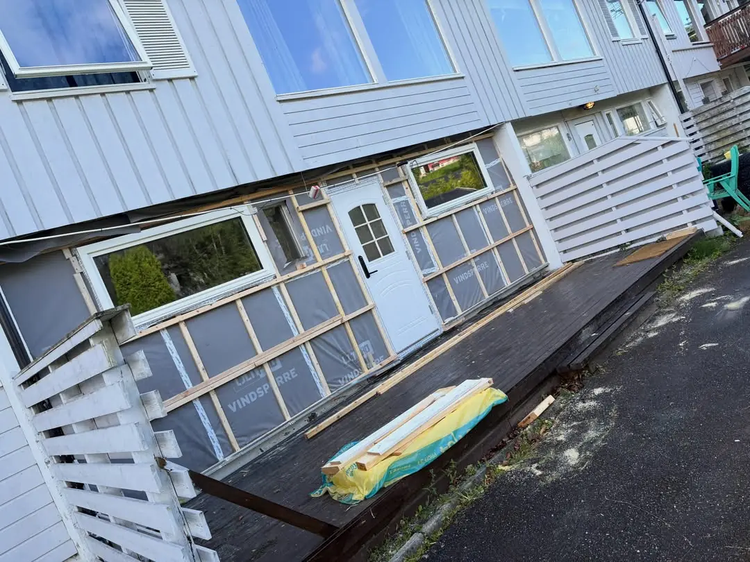 Fasade: fasade under oppgradering med nye vinduer