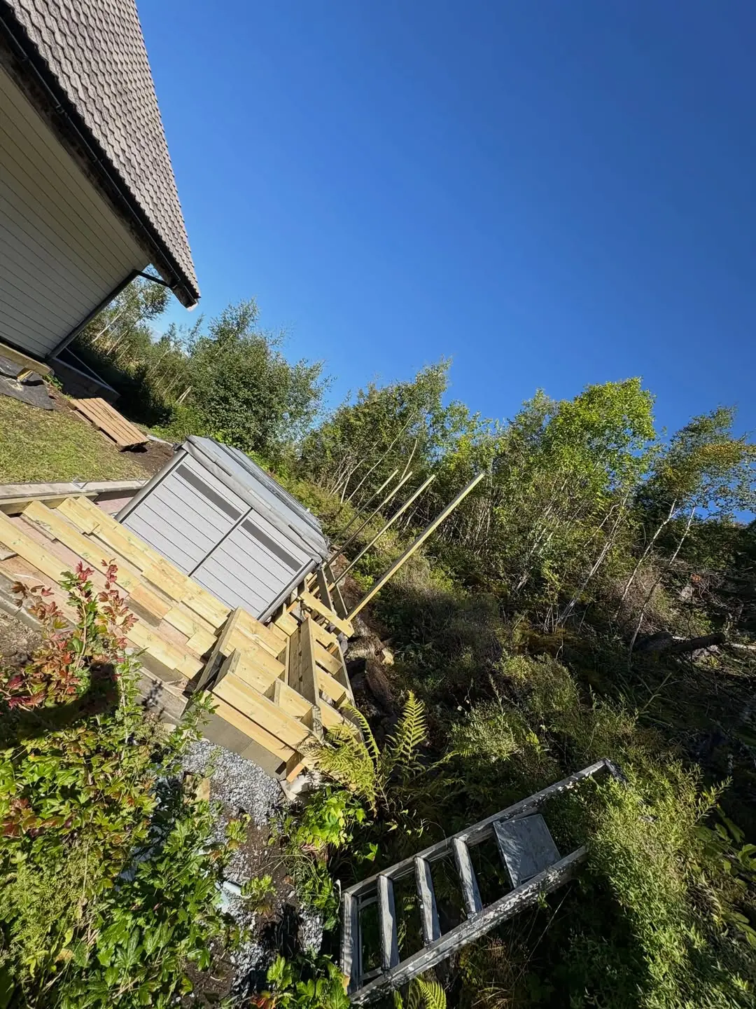 Nybygg: terrasse og platting under bygging i skrått terreng
